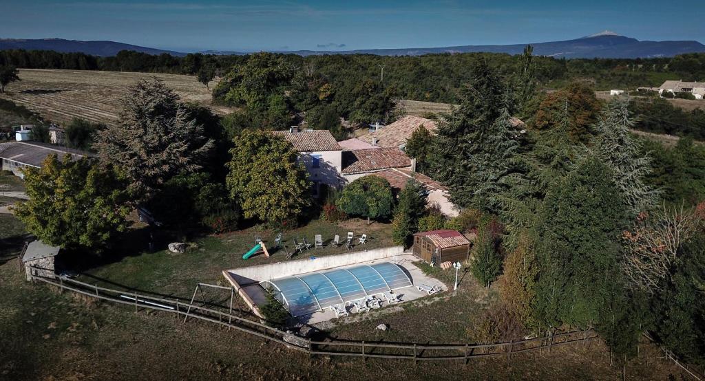 eine Luftansicht eines Hauses mit Pool auf einer Insel in der Unterkunft Le Petit Labouret in Revest-du-Bion