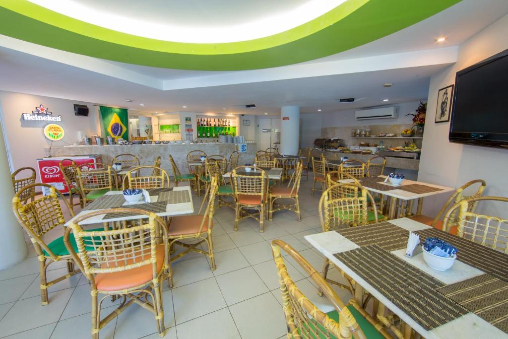 Um restaurante ou outro lugar para comer em VOA Ambassador Flat