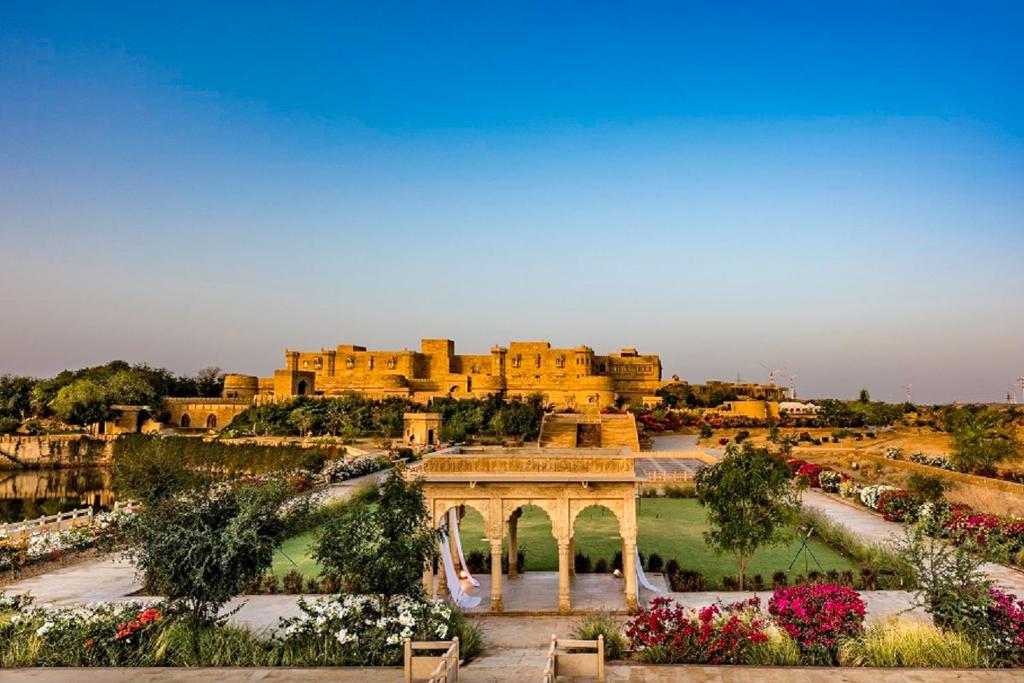 Habitación con vistas a un gran edificio con jardín. en Suryagarh Jaisalmer en Jaisalmer