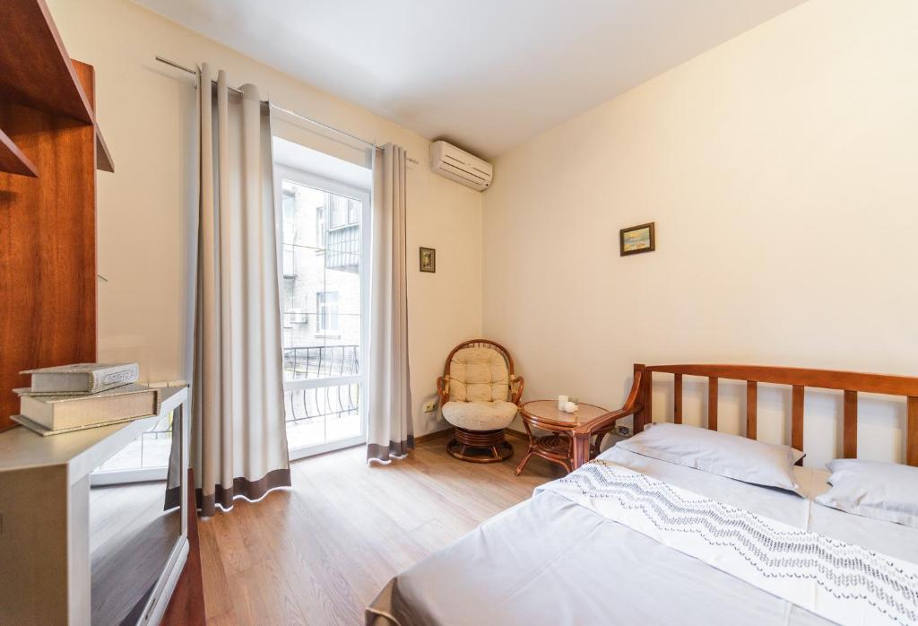Posteľ alebo postele v izbe v ubytovaní 1-room apartments Kiev city center