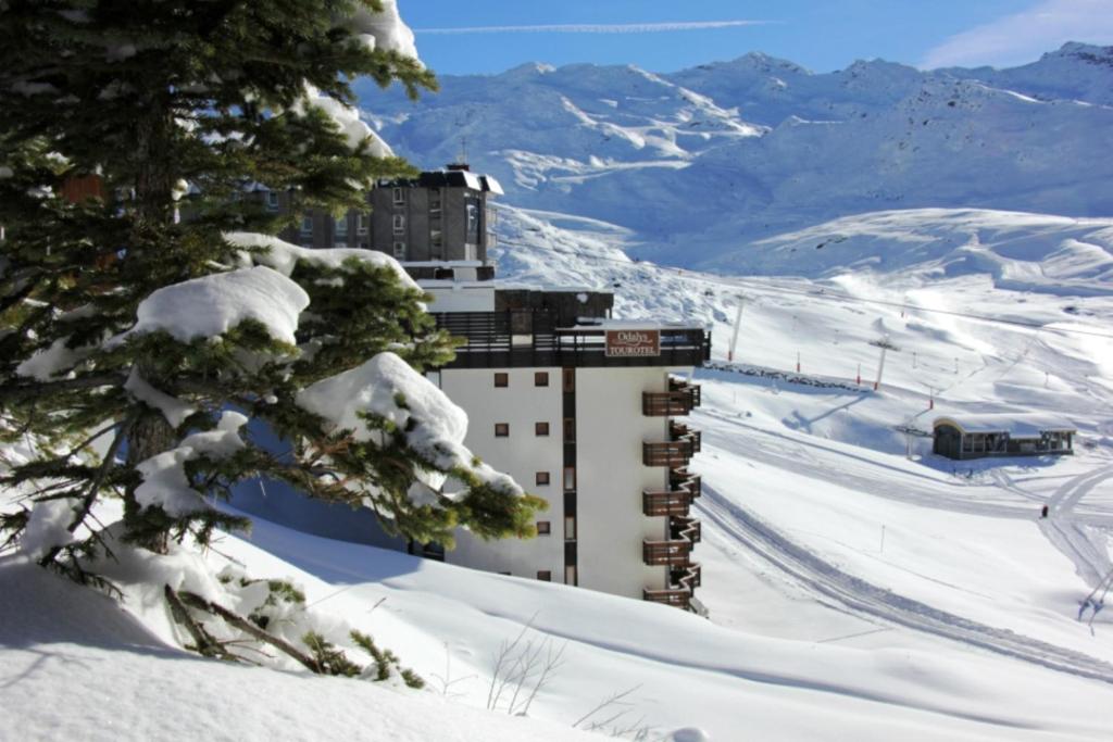a building in the snow on a snowy mountain at Residence Tourotel in Val Thorens