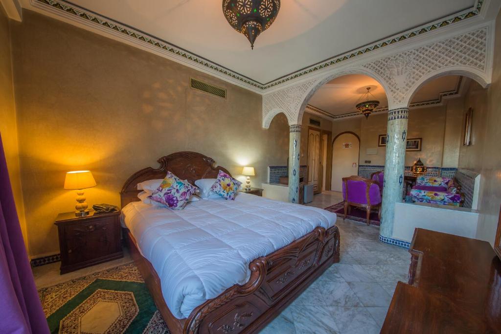 Menzeh Zalagh 2Boutique Hôtel & Sky في فاس: غرفة نوم بسرير كبير في غرفة