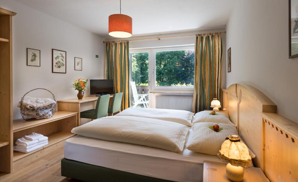 Postel nebo postele na pokoji v ubytování Hotel & Appartements Perwanger