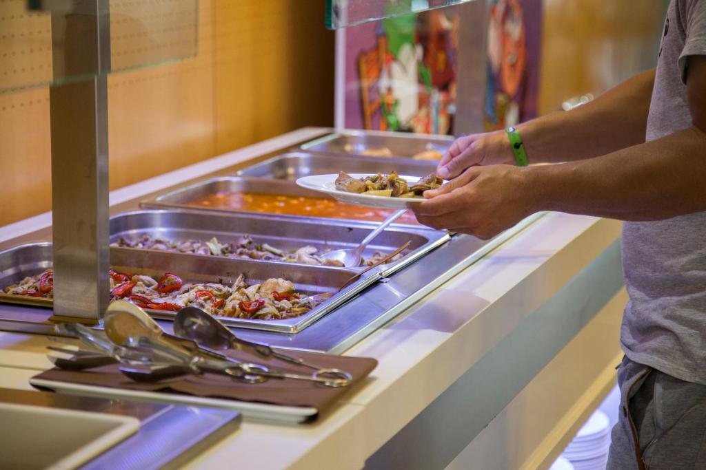 Comida en o cerca de este resort