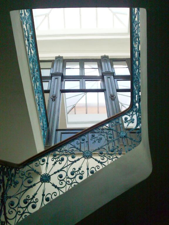 モンテビデオにあるMontevideo Chic Hostelの窓付きの階段、錬鉄製の手すり