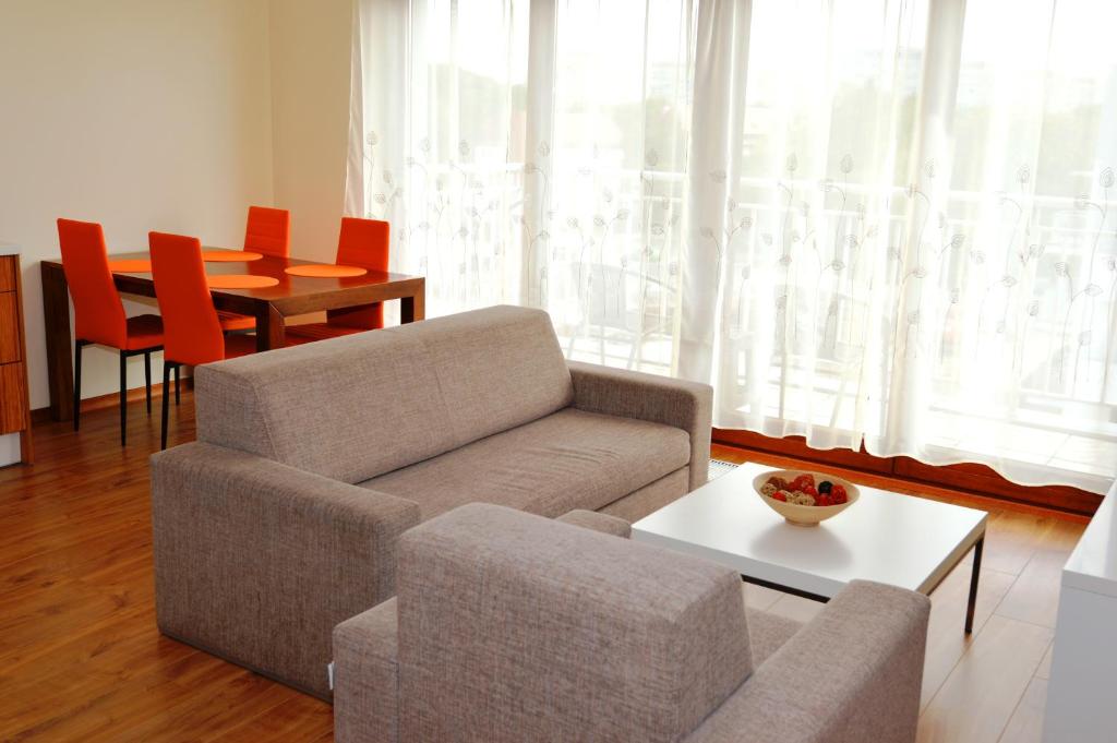 salon z kanapą i stołem w obiekcie Apartament Trzynastka w Świnoujściu
