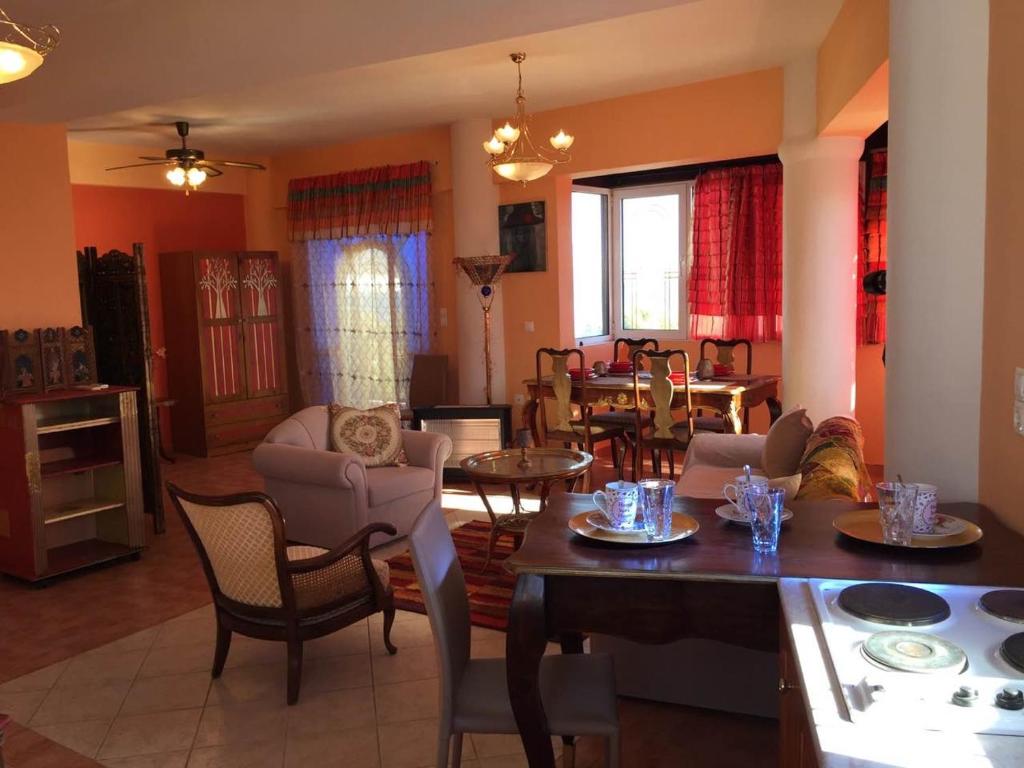 Posedenie v ubytovaní Semiramis Apartments