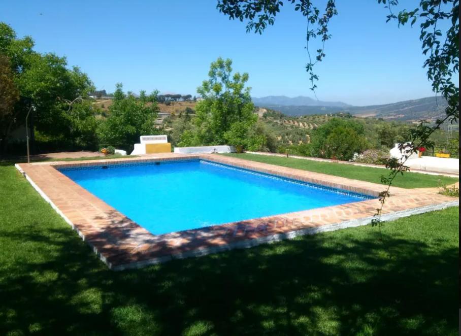 una piscina en el patio de una casa en El Campito - CASA RURAL, en Ronda