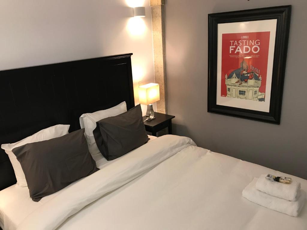リスボンにあるGarcia Loft - Exquisite Spotのベッドルーム(白いベッド、黒いヘッドボード付)