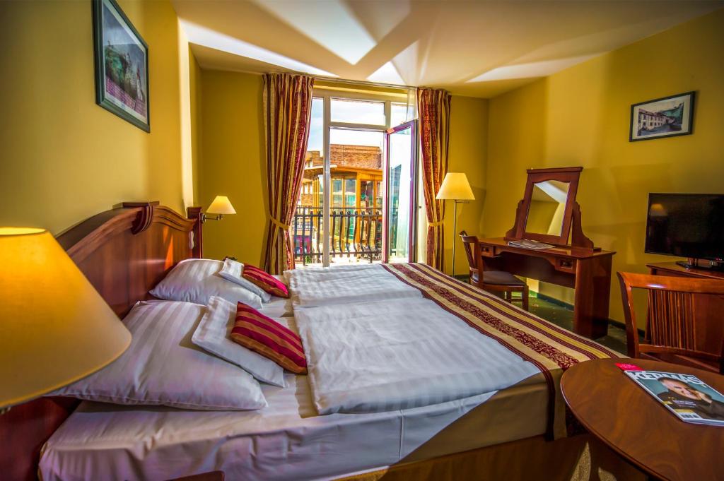 Postel nebo postele na pokoji v ubytování Hotel Kapitany Wellness