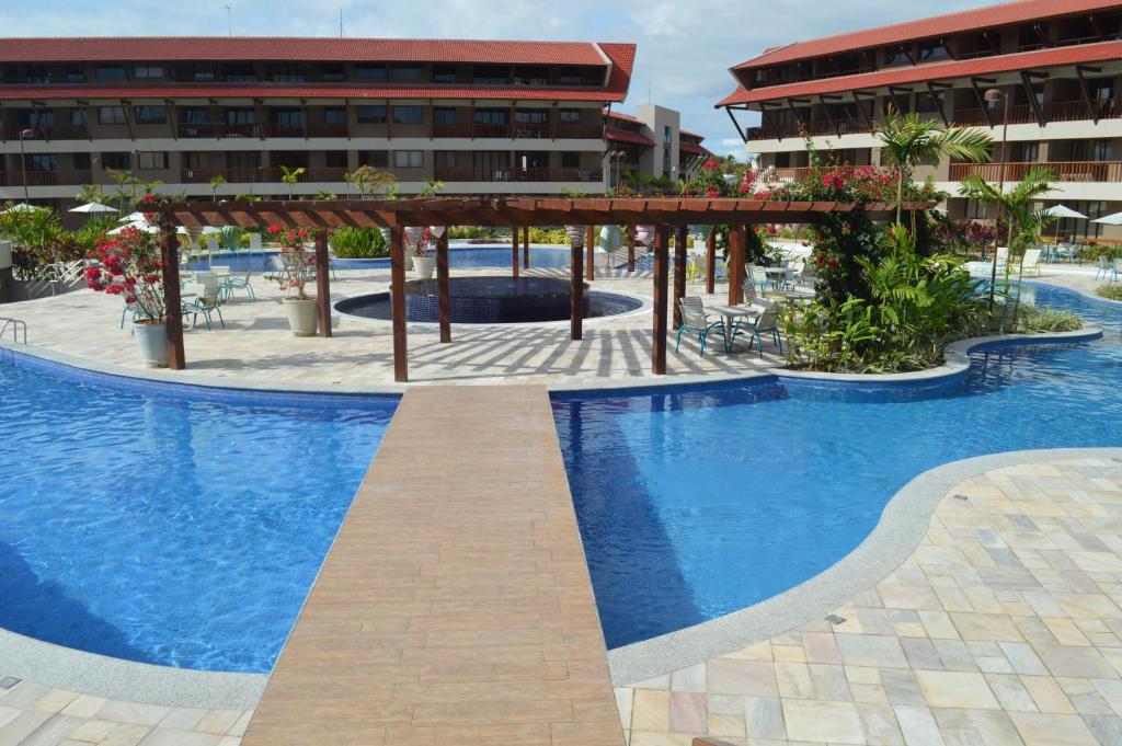 uma grande piscina em frente a um edifício em Flat Oka Beach Residence - Térreo, Muro Alto. Porto de Galinhas em Porto de Galinhas