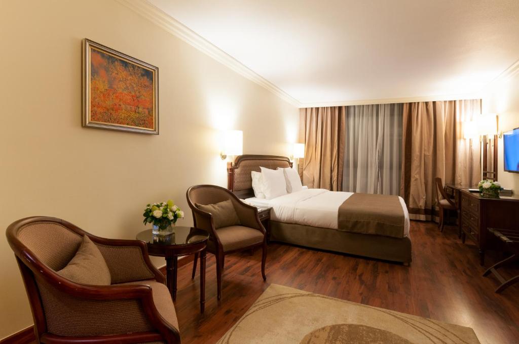 TV a/nebo společenská místnost v ubytování Le Commodore Hotel