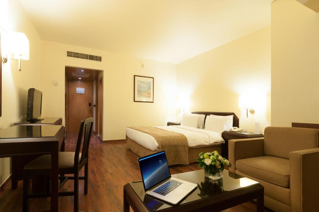 TV a/nebo společenská místnost v ubytování Le Commodore Hotel