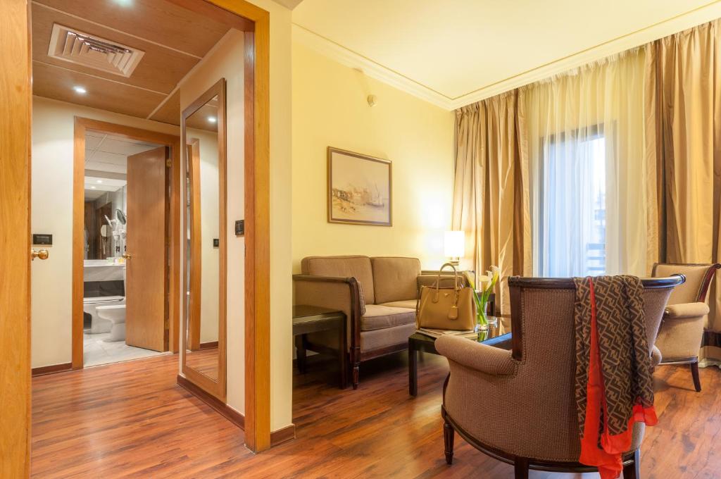Posezení v ubytování Le Commodore Hotel