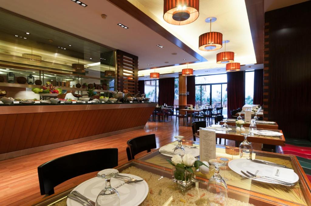 Nápoje v ubytování Le Commodore Hotel