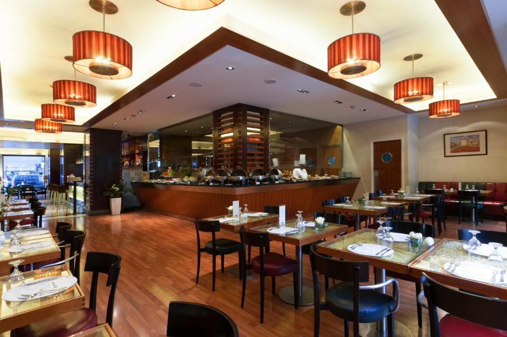 Restaurace v ubytování Le Commodore Hotel