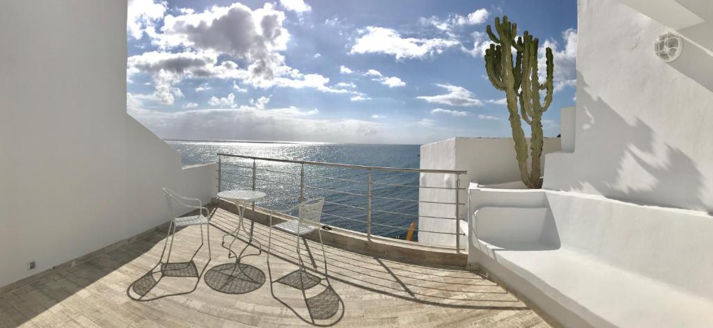 een balkon met uitzicht op de oceaan bij Casa Atlantica in Las Playitas