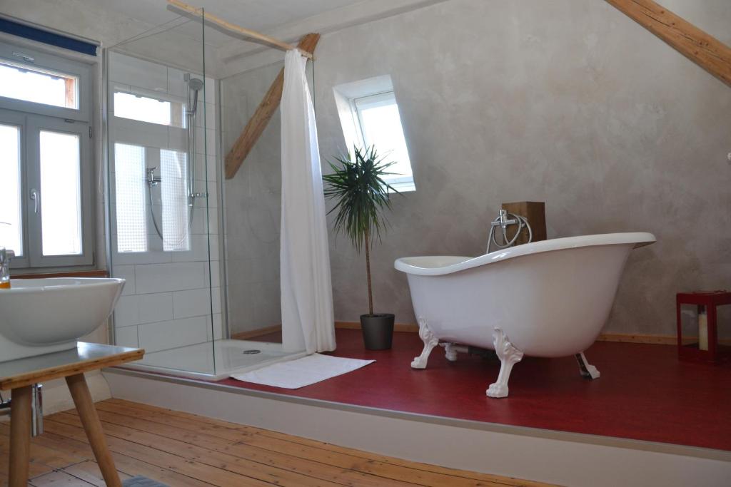 La grande salle de bains est pourvue d'une baignoire et d'une douche. dans l'établissement Ferienwohnung mit Traumbad, à Höxter