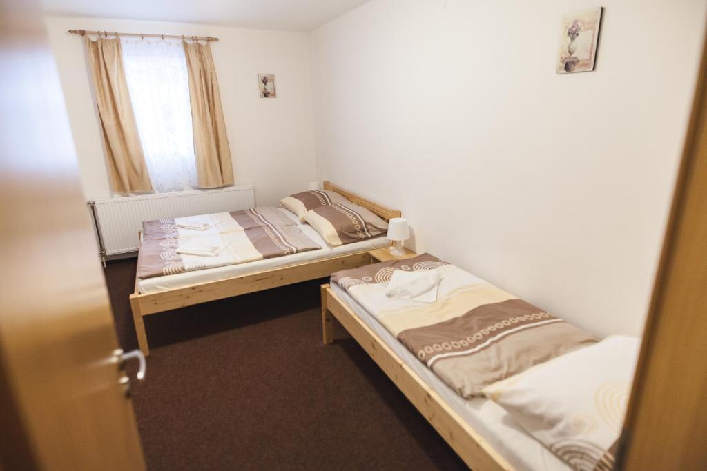 Łóżko lub łóżka w pokoju w obiekcie Penzion Alpský Dům