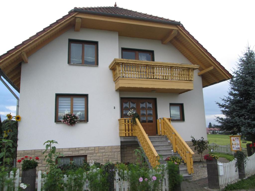 una casa con balcón en la parte superior en FEWO Brockenblick en Allrode