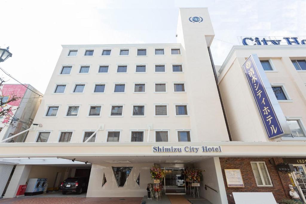 un edificio con un cartel para el hotel de la ciudad en Shimizu City Hotel, en Shizuoka