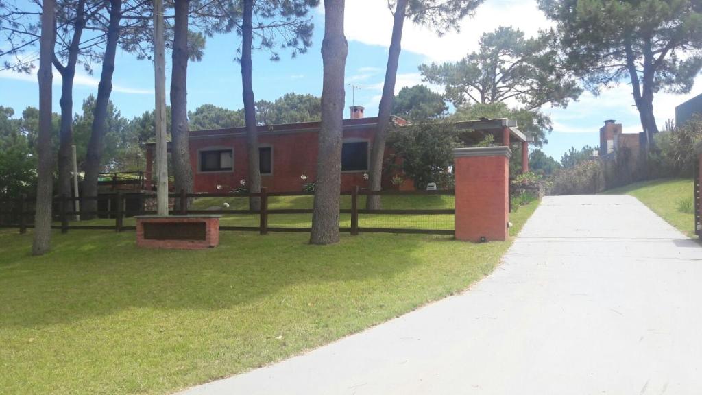una casa sul lato di un campo alberato di La Romeria a Punta del Este