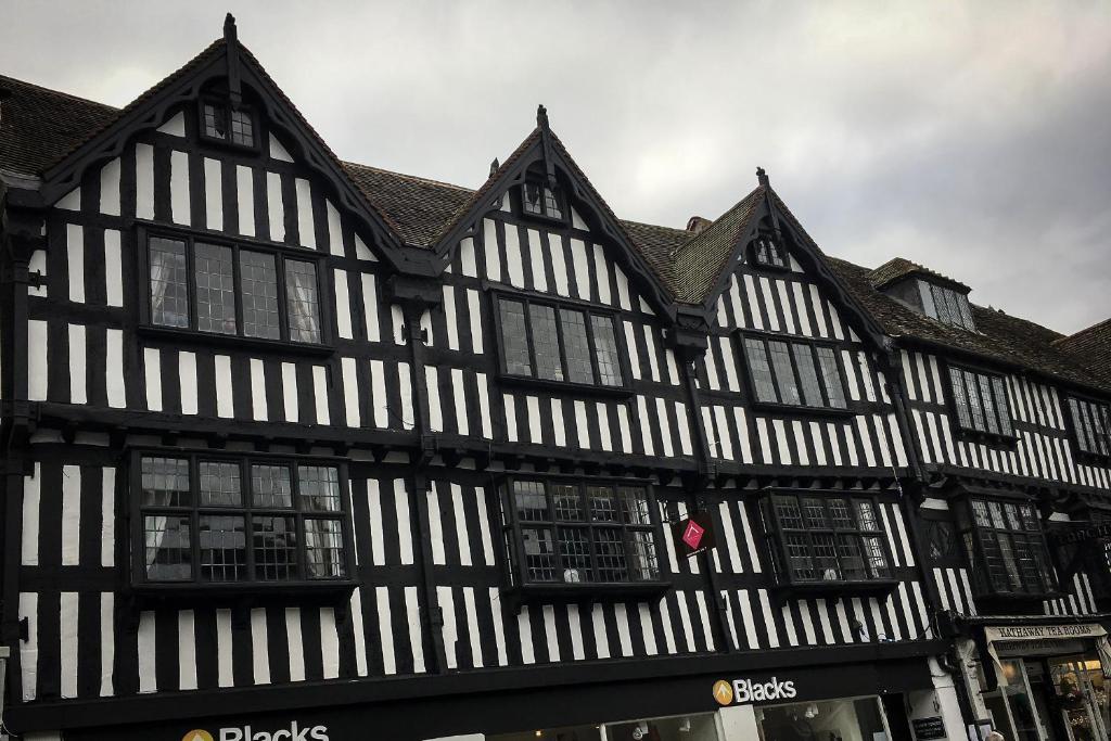 ein altes Schwarz-Weiß-Gebäude mit Fenstern in der Unterkunft The Three Gables in Stratford-upon-Avon