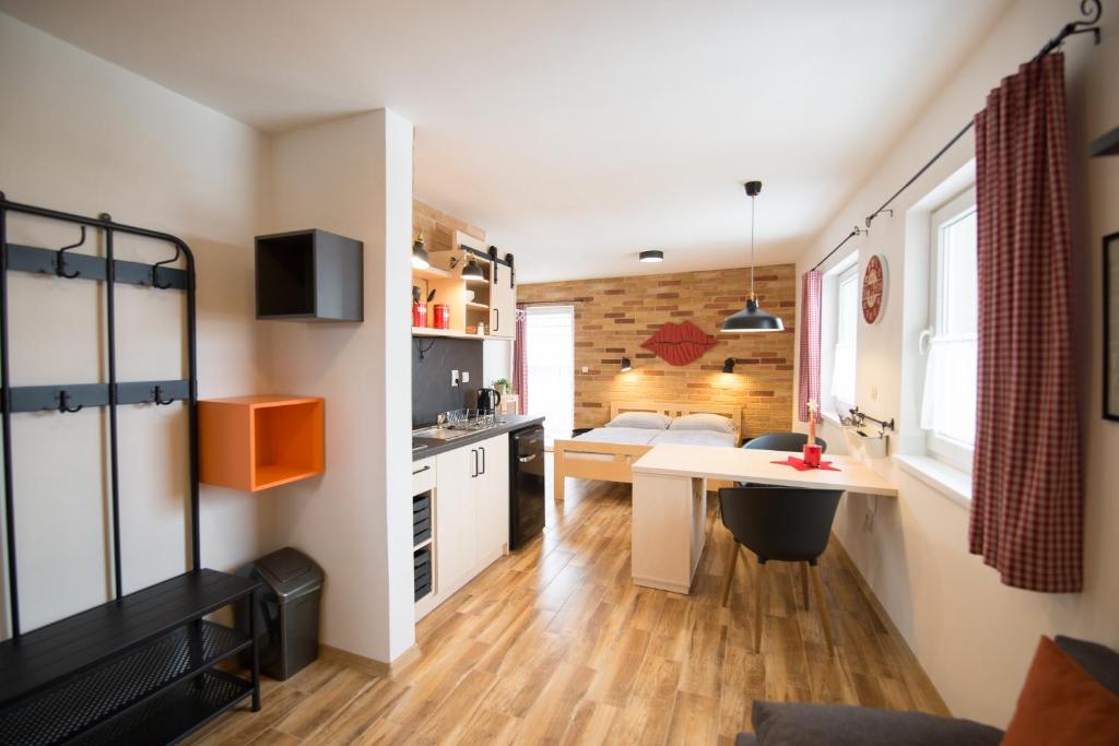 a small apartment with a desk and a kitchen at Apartmány Lea in Liptovský Mikuláš