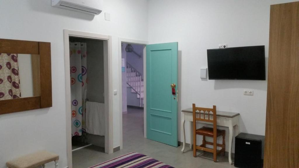 TV a/nebo společenská místnost v ubytování Hotel SAN SEBASTIAN Almuñécar