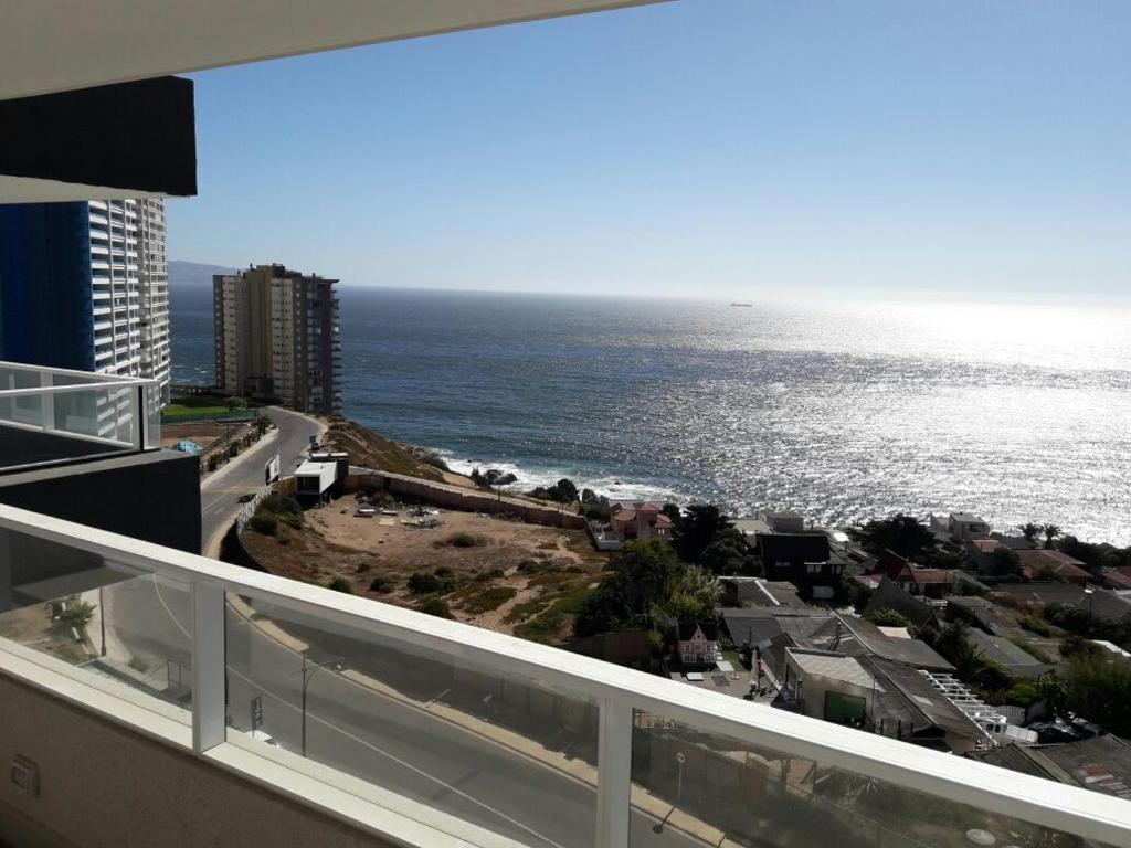 Una vista del océano desde el balcón de un edificio. en Costa Horizonte 2, en Concón