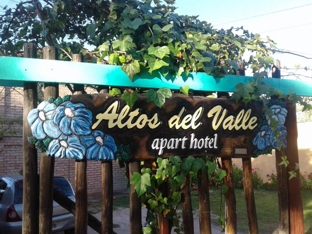 un cartel que dice alos del valle hotel de apoyo en Altos del Valle en San Agustín de Valle Fértil