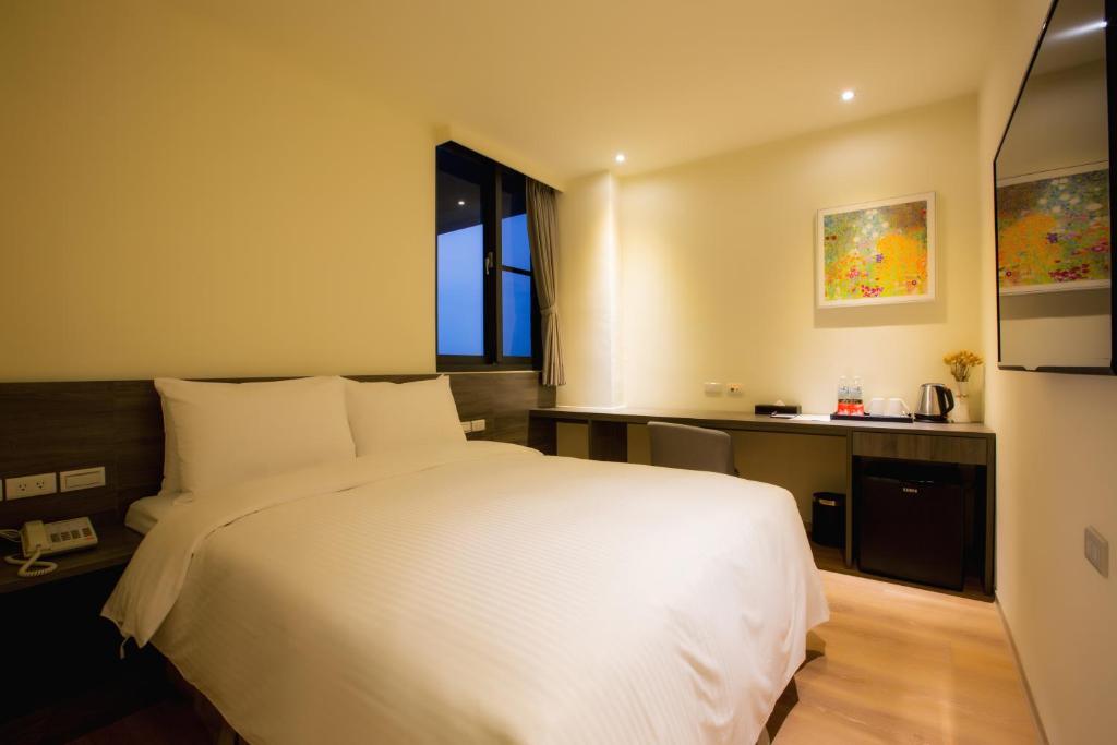 A bed or beds in a room at FangLiao Hotel