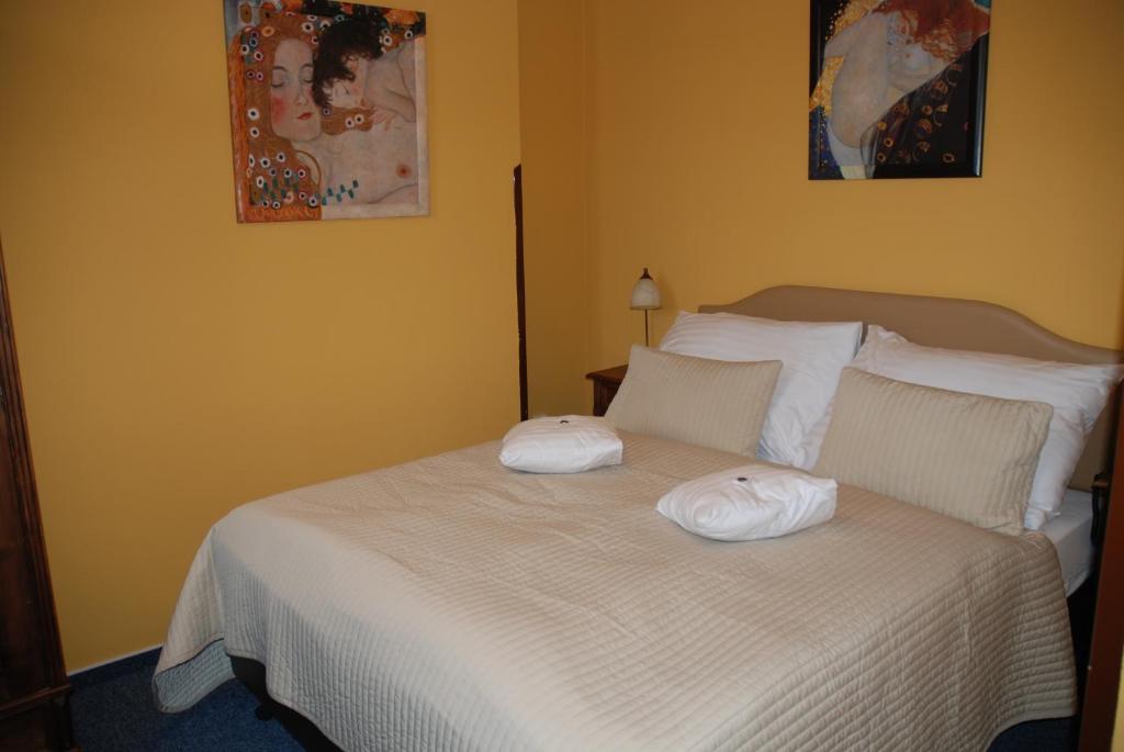 Ένα ή περισσότερα κρεβάτια σε δωμάτιο στο Hotel U Růže