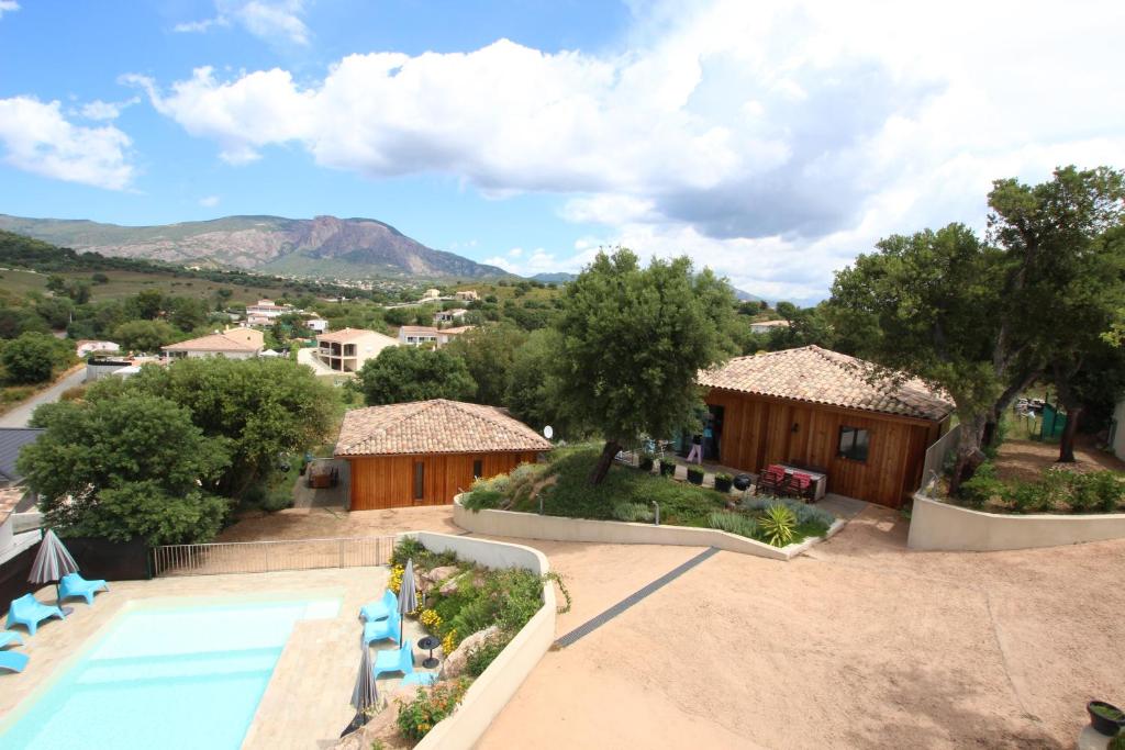 einen Luftblick auf ein Resort mit einem Pool in der Unterkunft casa suara in 
