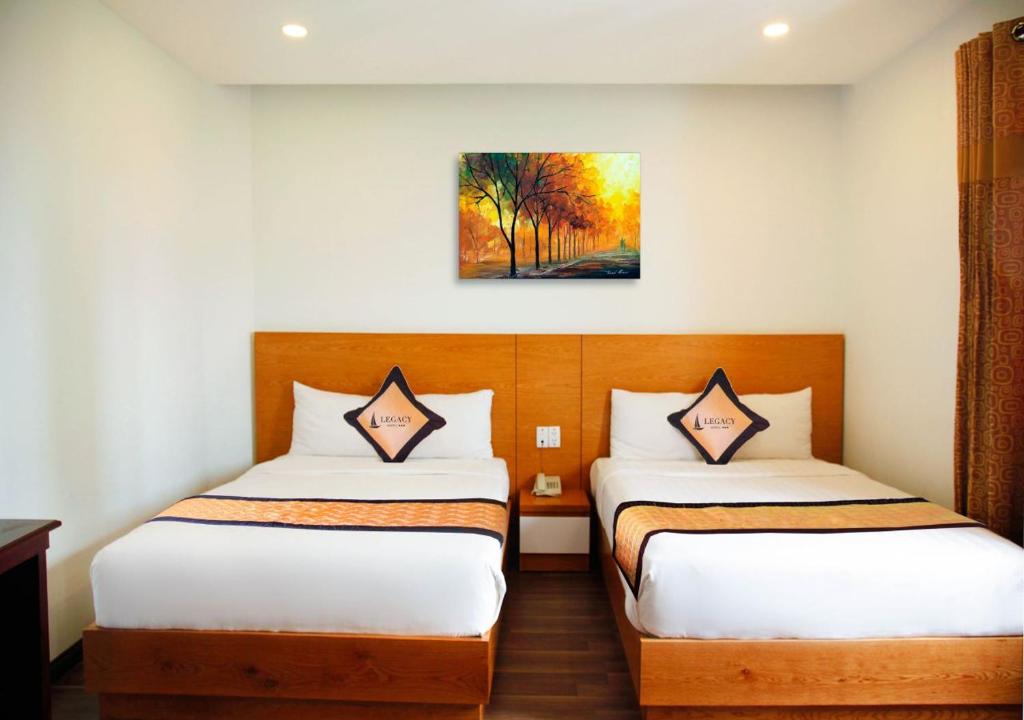 Katil atau katil-katil dalam bilik di Legacy Hotel