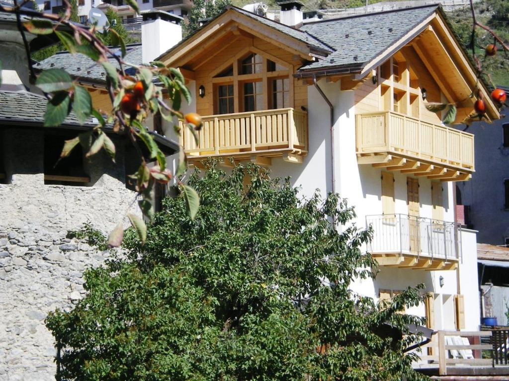 una casa con un balcón en el lateral. en Casa Zebrusius - Bepi&Piera's Suite, en Valfurva