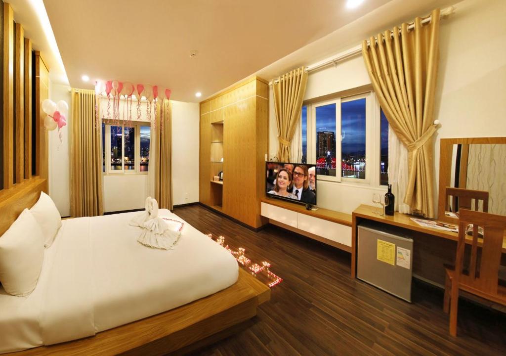 Giường trong phòng chung tại Legacy Riverside Da Nang