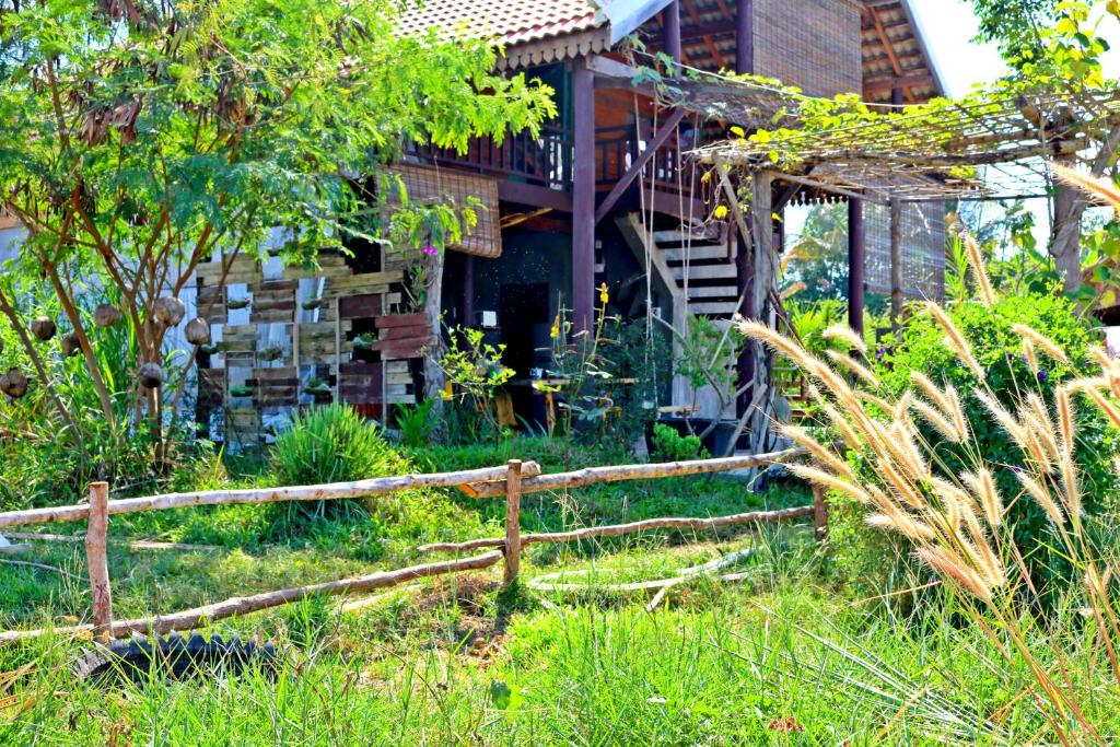 Bangunan di mana terletaknya penginapan di ladang