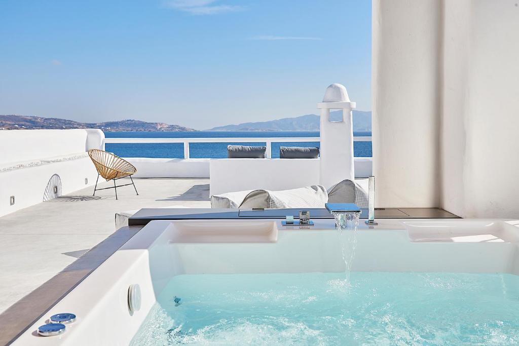 a hot tub on the roof of a house at Litore Suite in Pollonia