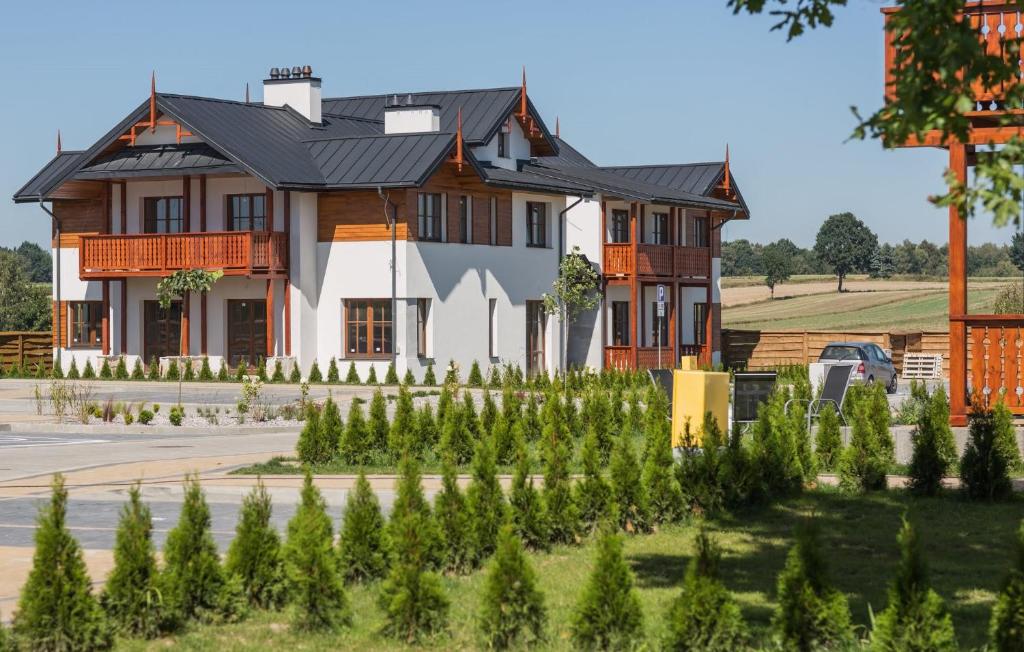 una casa con un jardín delante de ella en Apartament Zdrojowy en Nałęczów