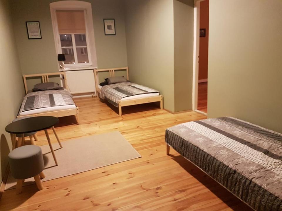 Łóżko lub łóżka w pokoju w obiekcie 42-200 Hostel