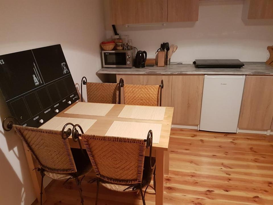 kuchnia ze stołem, krzesłami i blatem w obiekcie 42-200 Hostel w mieście Częstochowa