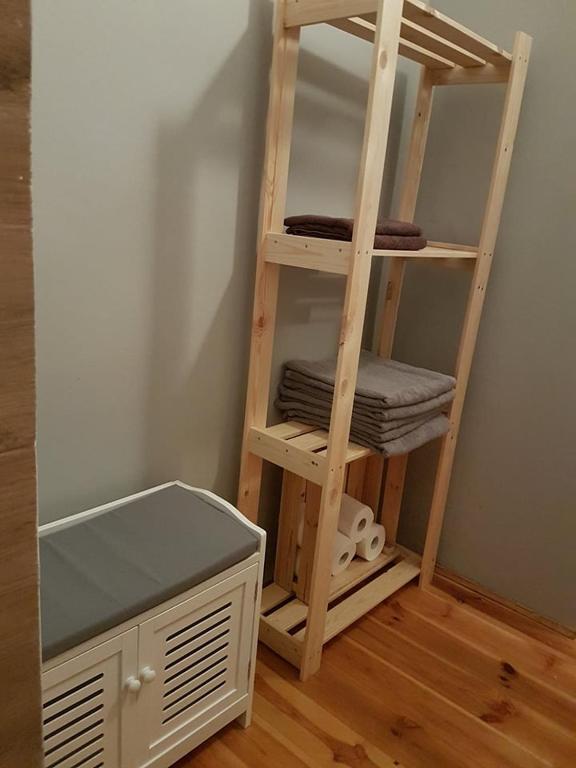 Łóżko lub łóżka piętrowe w pokoju w obiekcie 42-200 Hostel