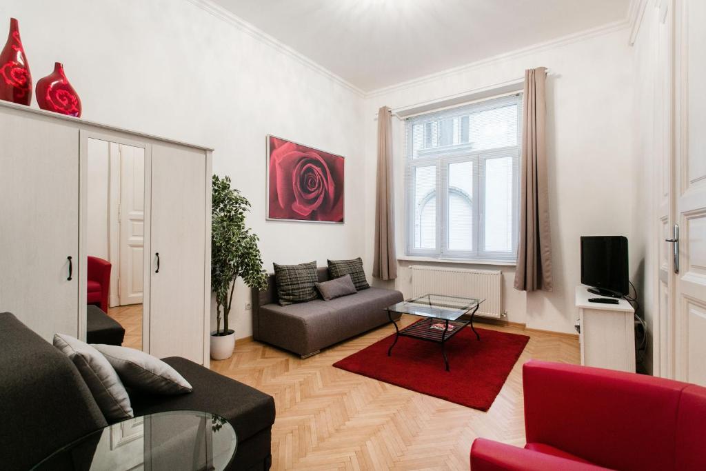 ブダペストにあるND 18 Apartmentsのリビングルーム(ソファ、テーブル付)