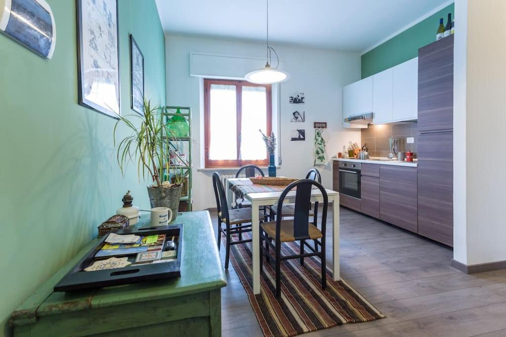 kuchnia ze stołem i krzesłami w pokoju w obiekcie La Casa di Miele w mieście Perugia