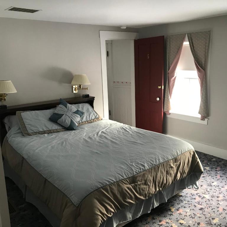 Maple Hill Farm Bed & Breakfast - Family Room With Private Bathroom