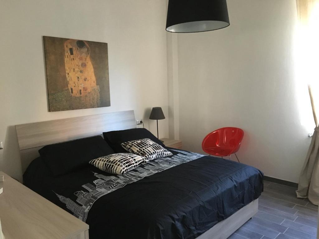 sypialnia z łóżkiem z 2 poduszkami w obiekcie Casa Di TaTa w mieście Trezzo sullʼAdda