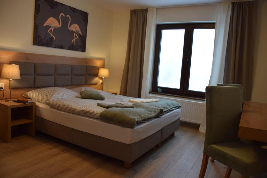 シュクラルスカ・ポレンバにあるEskapadaのベッドルーム1室(ベッド1台、デスク、窓付)