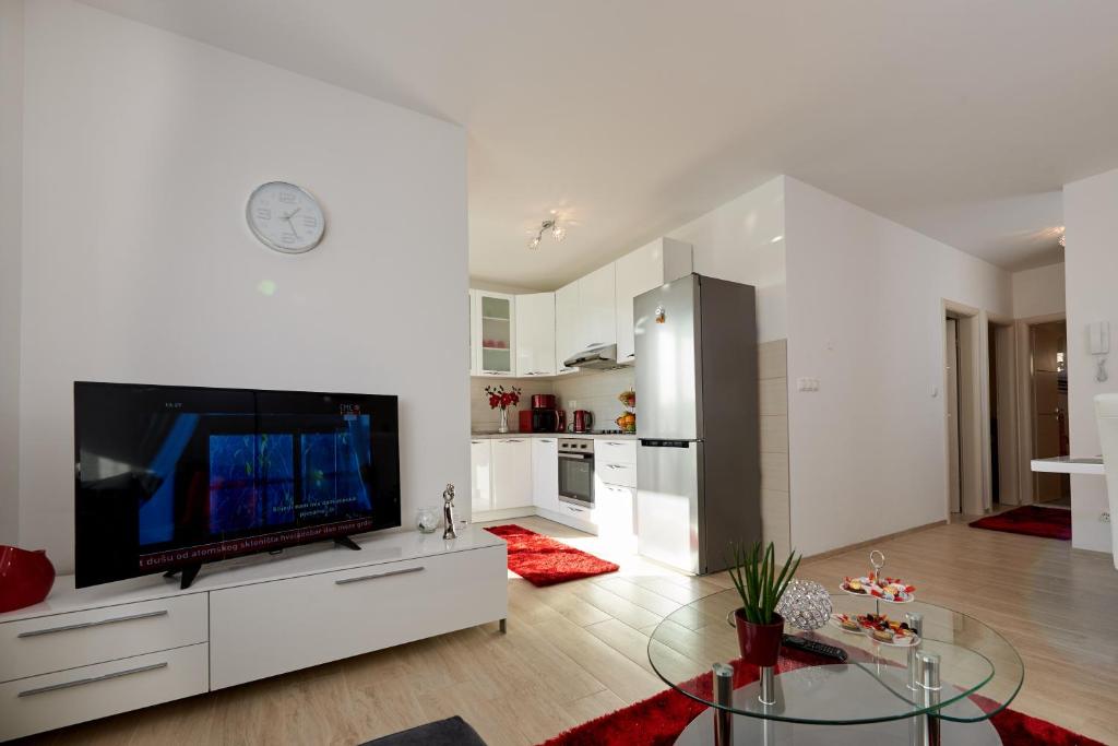 Televízia a/alebo spoločenská miestnosť v ubytovaní Apartment Mišić