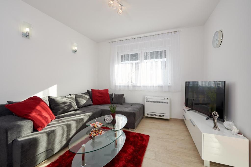 Televízia a/alebo spoločenská miestnosť v ubytovaní Apartment Mišić